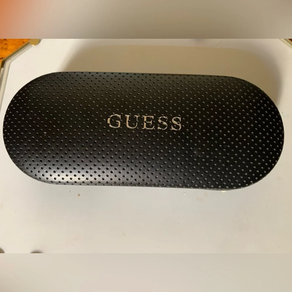 Guess lens case in black
